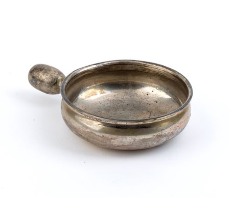  
Ciotola in argento - Italia XX secolo, argentiere Brandimarte 
 Dimensioni 4 x 12 x 17 cm. Peso 418,3 gr.