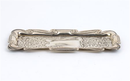  
Vassoietto  in argento - Birmingham 1904 
 Dimensioni 6 x 32 cm. Peso 84 gr.
