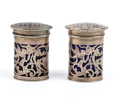  
Sale e pepe in argento - Birmingham 1922 
 Dimensioni 6 x 4 x 3 cm. Peso lordo complessivo 202,9 gr, contiene vetro.