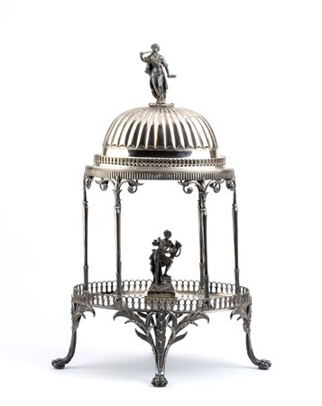  
Centrotavola in metallo argentato - Inghilterra, XX secolo 
 Dimensioni 59 x 40 cm.