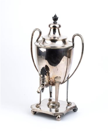  
Samovar in metallo argentato - Inghilterra, XIX secolo, argentiere The Alexander Clark Manufacturing Co. 
 Dimensioni 66 x 25 cm. Peso 2694,7 gr.