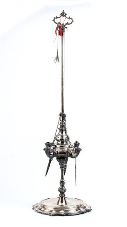  
Lucerna in metallo argentato 
 Dimensioni 81 x 26 cm. Peso 2628,8 gr.