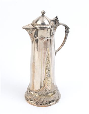  
Caraffa in metallo argentato - Germania, inizio XX secolo, WMF Württembergische Metallwarenfabrik 
 Dimensioni 33 x 17 cm. Peso 933 gr.