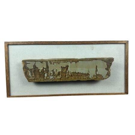 Pietra paesina poggiata su base in legno, periodo XIX/XX secolo. Dimensioni:...