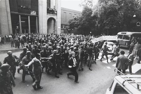 UGO MULAS (1928-1973) Carica della polizia davanti alla Triennale Milano,...