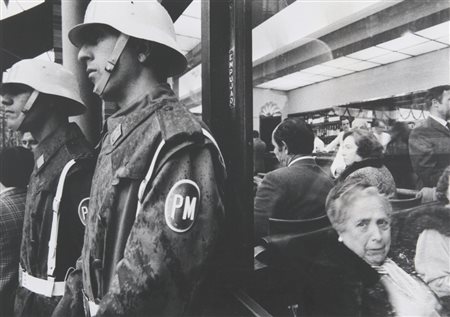 GIANNI BERENGO GARDIN (1930-) Siviglia, polizia militare in centroanni ‘...