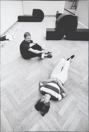 UGO MULAS (1928-1973) Livio Marzot con sua moglie durante l'allestimento...