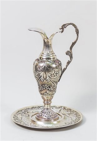 VERSATOIO IN ARGENTO - SILVER JUG sbalzato decorato a fogliame e girali,...