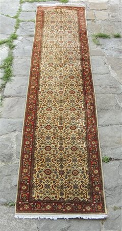 GALLERIA PERSIANA - LONG PERSIAN RUG fondo beige, campo con motivi floreali...