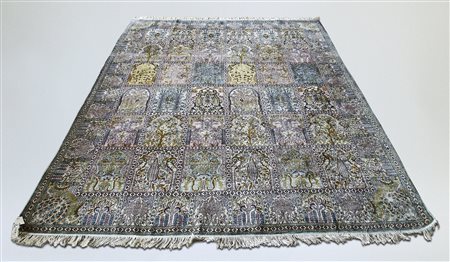 TAPPETO A GIARDINO - RUG fondo beige, campo con motivi floreali nei toni del...