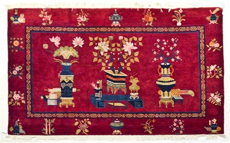 TAPPETO CINESE - CHINESE RUG fondo rosso scuro, campo con oggetti simbolici...