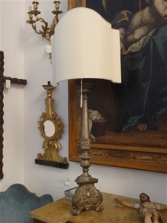 GRANDE TORCIERA IN TOLE - TOLE PRICKET CONVERTED TO LAMP montata a lume, con...