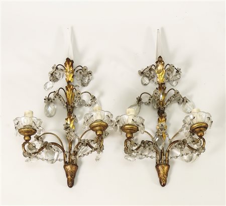 COPPIA APPLIQUES IN METALLO DORATO - PAIR OF GILDED METAL WALL LAMPS due...