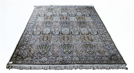 TAPPETO A GIARDINO - RUG fondo beige, campo con motivo a scacchiera con...