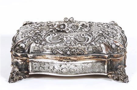 SCATOLA SAGOMATA IN ARGENTO - EMBOSSED SILVER BOX ITALIA prima metà del XX...