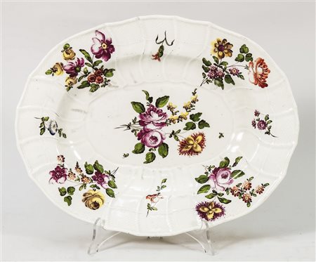 VASSOIO OVALE IN PORCELLANA POLICROMA - OVAL PAINTED PORCELAIN TRAY Vienna,...
