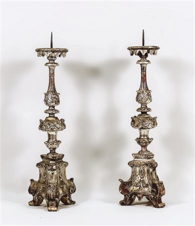 COPPIA DI TORCIERE IN LEGNO INTAGLIATO E ARGENTATO - PAIR OF CARVED AND...