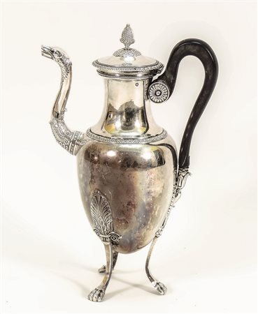 CAFFETTIERA IN ARGENTO SBALZATO E CESELLATO - SILVER COFFEEPOT Parigi,...