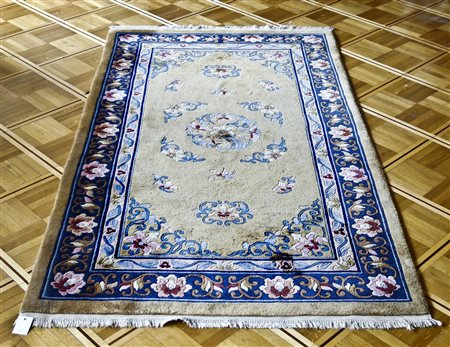 TAPPETO CINESE - CHINESE RUG fondo color senape, campo con peonie nei toni...