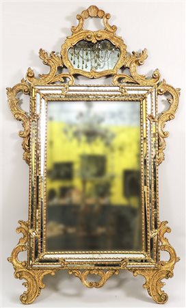 SPECCHIERA IN LEGNO INTAGLIATO E DORATO - GILTWOOD MIRROR decoro a volute e...
