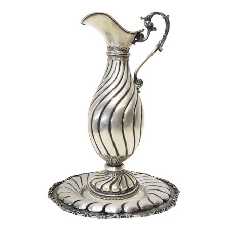 Anfora con manico sbalzata a lobi curvilinee su piatto