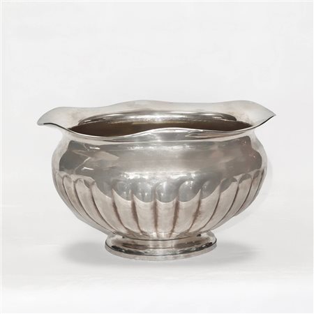 Centrotavola a coppa in argento, con decorazioni sbalzate a lobi.