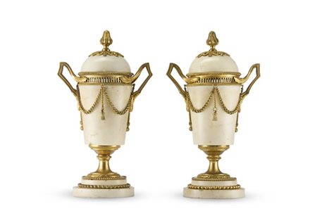 Coppia di bruciaprofumo biansati in marmo bianco con montature in bronzo dorato