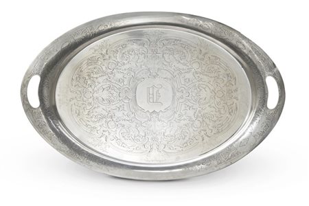 Grande vassoio biansato in argento inciso riccamente decorato a volute fogliate