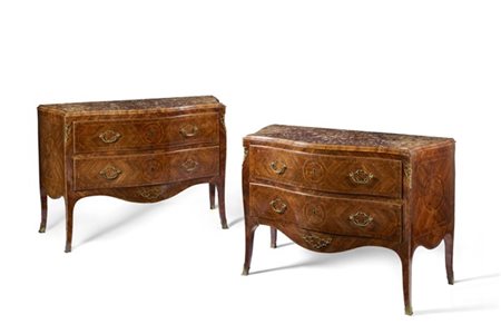 Coppia di cassettoni di forma mossa e bombata lastronati in palissandro, bois d