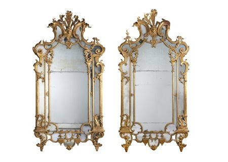 Coppia di grandi specchiere tripartite in legno intagliato, traforato e dorato,
