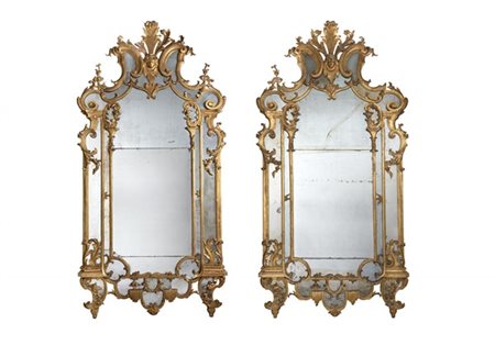 Coppia di grandi specchiere tripartite in legno intagliato, traforato e dorato,