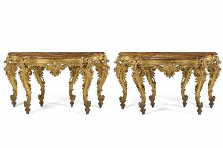 Coppia di console di forma mossa in legno intagliato e dorato, fascia bulinata,