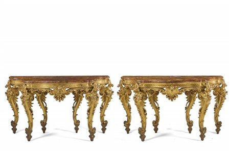 Coppia di console di forma mossa in legno intagliato e dorato, fascia bulinata,