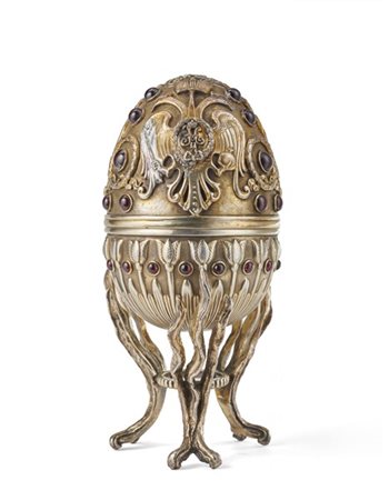 Uovo in argento e vermeil decorato con stemma imperiale russo, volute e cabocho