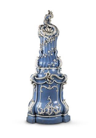 Stufa di forma mossa in maiolica a fondo azzurro, decorata con cartelle, profil