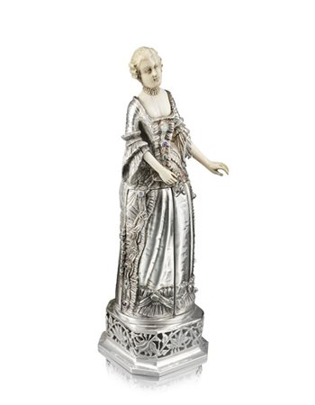 Scultura in argento raffigurante una dama con testa e braccia in avorio. Veste