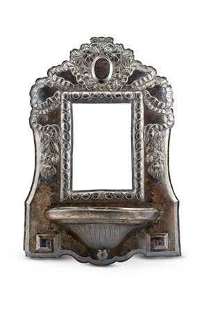 Cornice con mensola in argento sbalzato, parte superiore con decori a nastri in