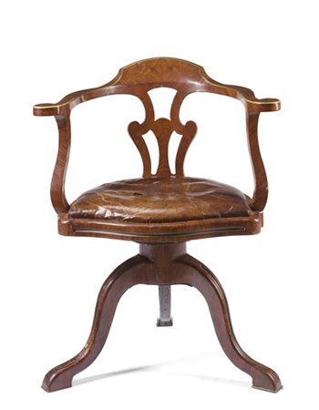 Poltrona girevole di forma mossa lastronata in bois de violette, profilata in b