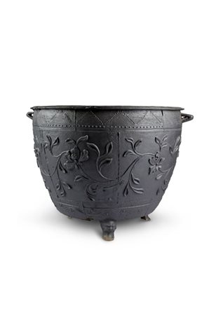 Braciere in ferro decorato a motivi floreali. Cina, secolo XX (h. cm 75, d. cm