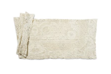 Tovaglia in pizzo di Burano in cotone realizzato al tombolo, decoro composto da