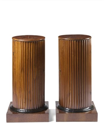 Coppia di comodini a colonna scanalata ad un'anta, su base quadrata. Secolo XIX