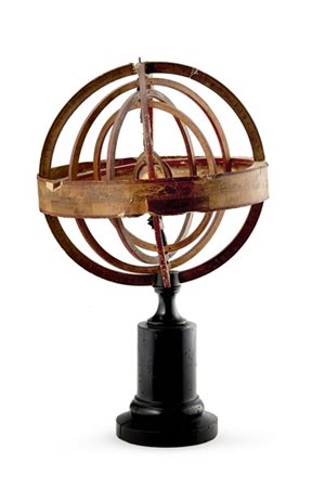 Sfera armillare in cartone pressato e legno. Sostegno in legno ebanizzato.
Prim