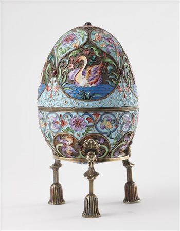 Uovo in argento con interni in vermeil, smalti policromi a volute fogliate, cig