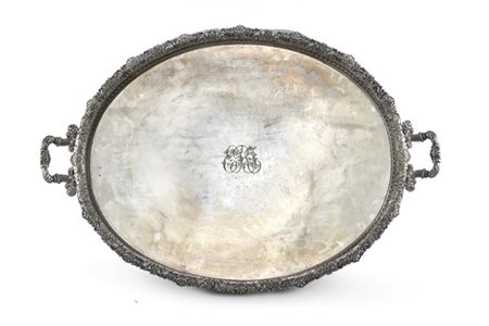 Vassoio biansato di forma ovale in argento con bordura traforata e profilata a