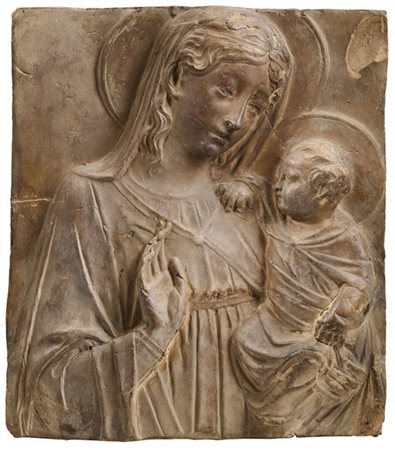 Alceo Dossena (Cremona 1878 - Roma 1937) 'Madonna col Bambino' altorilievo in t