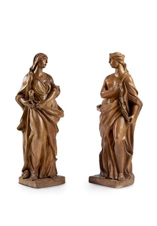 Scultore del secolo XVIII. Due figure femminili allegoriche in terracotta su ba