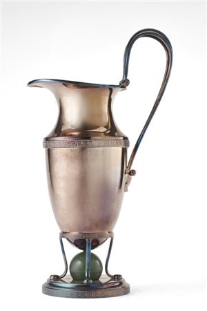 Versatoio in argento con profili a greca, ansa sagomata, base circolare centrat