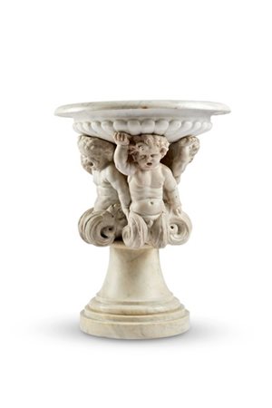 Fontana in marmi vari con antico sostegno a tre putti bicaudati reggenti coppa