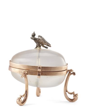Objet de vertu in forma di uovo in cristallo di rocca con ghiere in oro e piedi