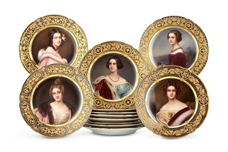 Manifattura Heubach, secolo XX. Gruppo di dodici piatti in porcellana con busti